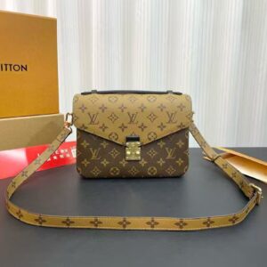 louis vuitton pochette hills